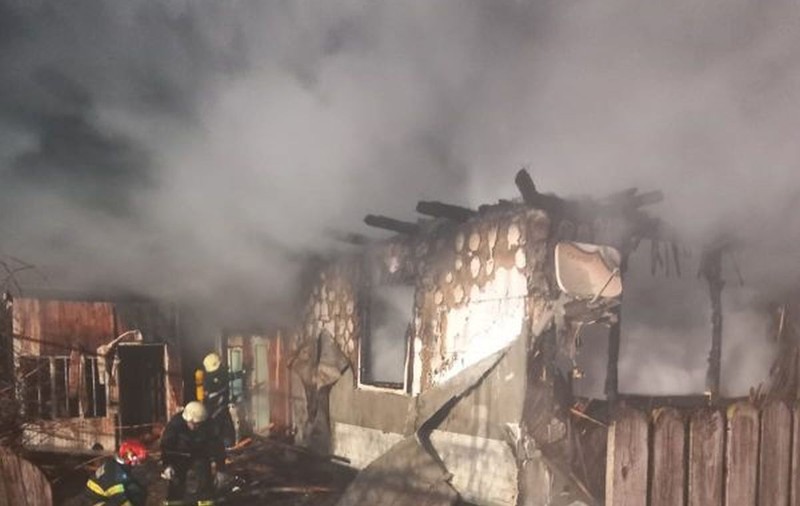 O casă a ars complet cu tot cu sicriul unui bărbat mort pentru care se ținea priveghi, de Revelion, în Bicaz