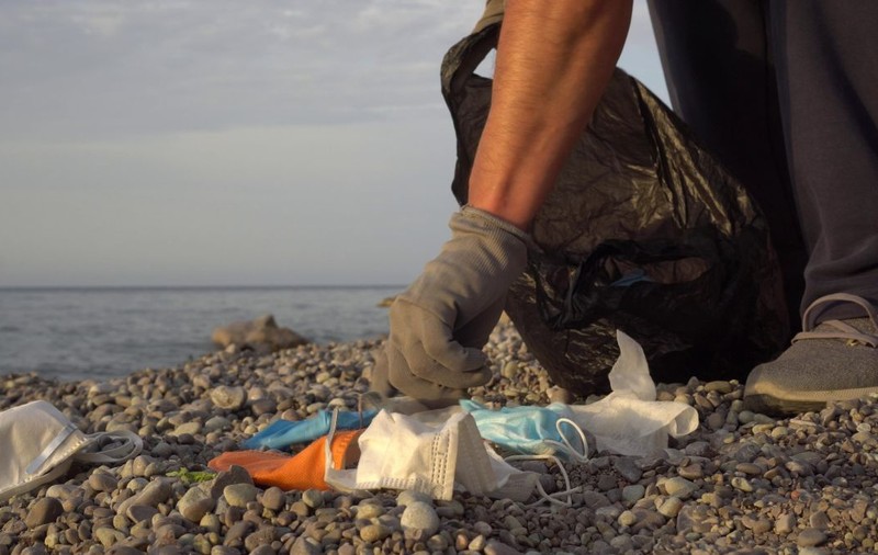Oceanele lumii, poluate cu 26.000 de tone de plastic provenit din echipamentele de protecție împotriva COVID