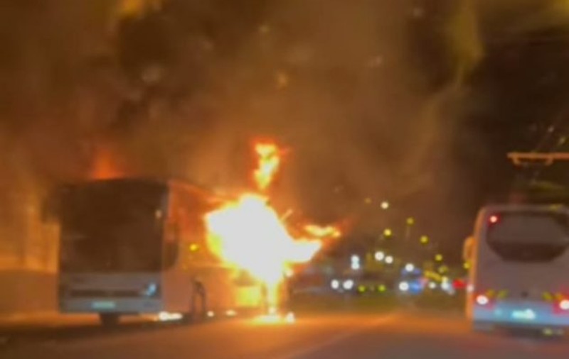 Un autobuz a luat foc în mers, în Târgu Jiu. Toți pasagerii s-au autoevacuat