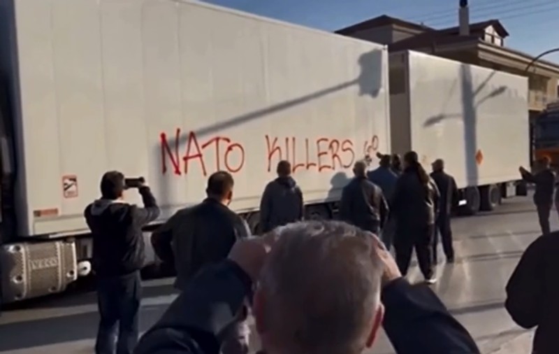 „Ucigași NATO, go home!”. Grecii au blocat un convoi cu arme pentru armata ucraineană | VIDEO