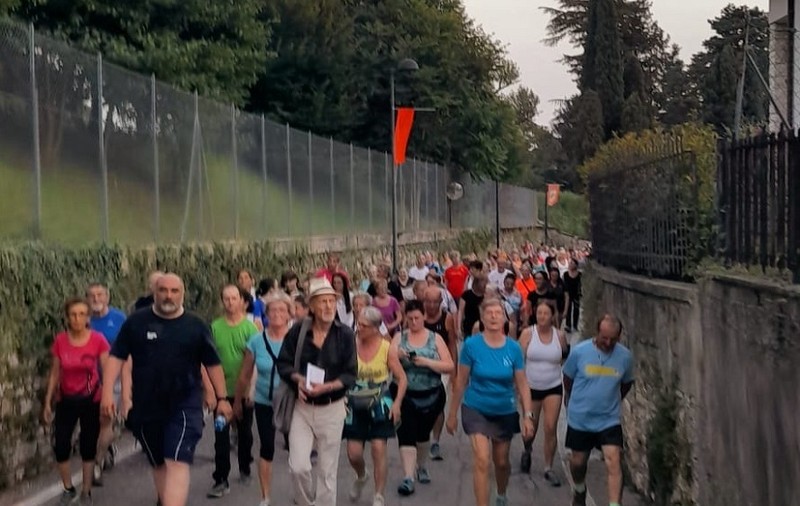 Locuitorii unui sat din Italia aleargă împreună cu primarul pentru a-l ajuta să slăbească: „M-au făcut gras acum ceva timp, au scris pe un perete”