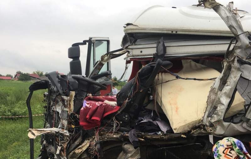 Accident cumplit în Neamţ. Un camion încărcat cu ciment a intrat pe contrasens şi a spulberat 2 TIR-uri