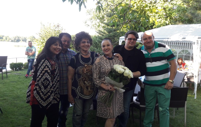 EXCLUSIV/ Maria Dragomiroiu și-a sărbătorit ziua de naștere desculță, în propria grădină / VIDEO