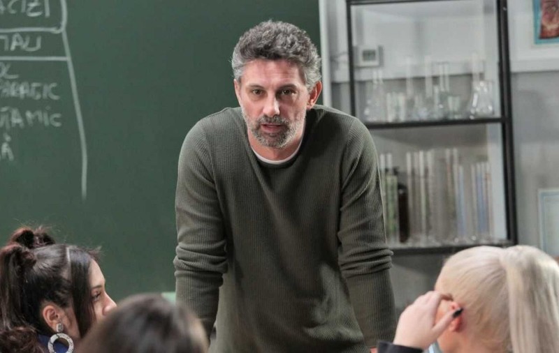 Cum îi ironizează Andi Vasluianu pe spectatorii cărora le sună telefonul la teatru: „Vă rog, răspundeți, așteptăm”