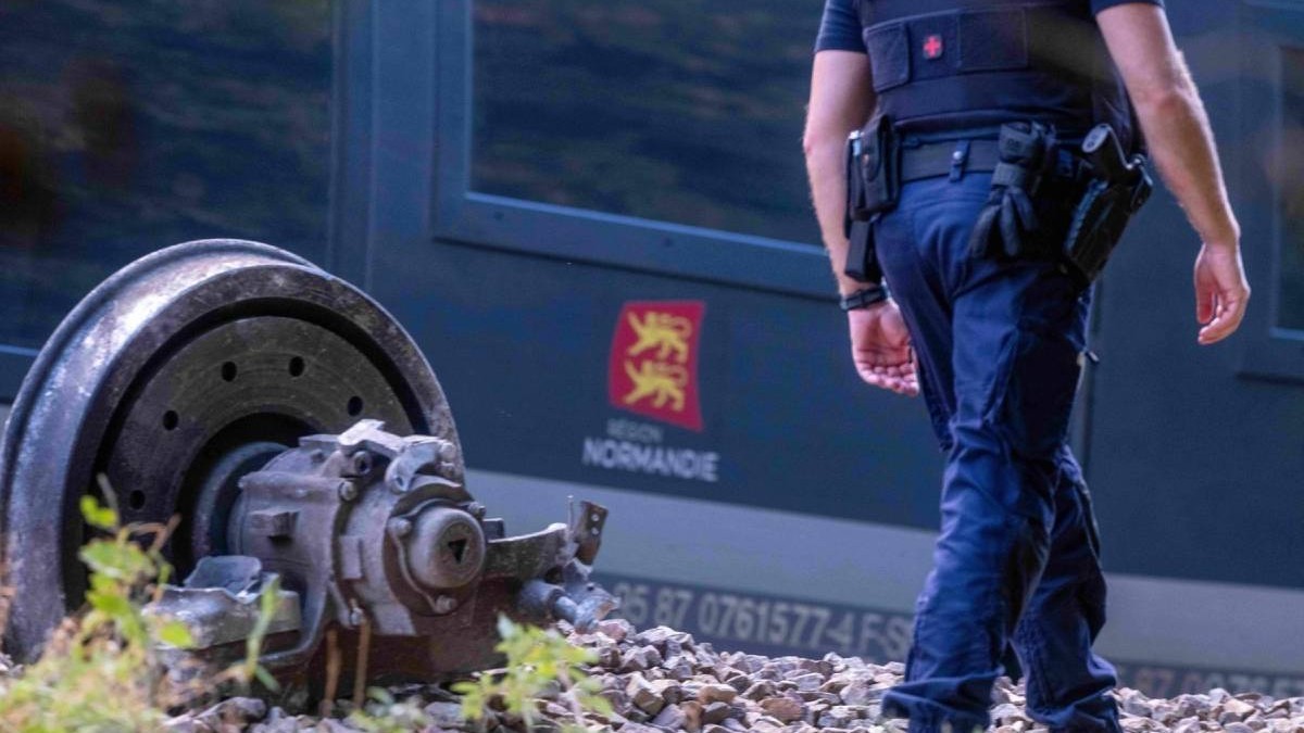 O șină de până la 300 kg ar putea fi cauza deraierii trenului cu 186 de oameni din Franța. Cum a ajuns pe calea ferată. Sursă foto: Profimedia Images