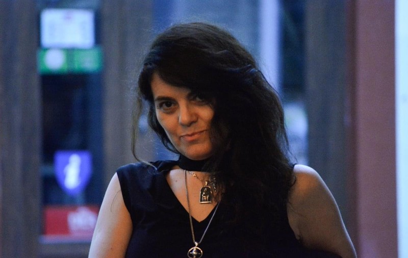 INTERVIU. Poeta Svetlana Cârstean, despre cât mai citesc tinerii „crescuți cu internetul”. „Rețelele sociale i-au permis poeziei să se strecoare printre mii de informații, știri și filmulețe despre nutriție”
