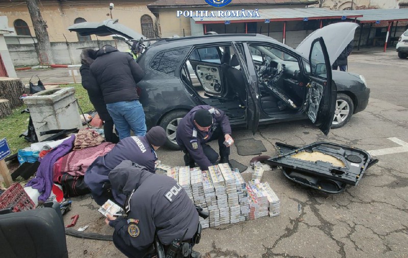 Un șofer a ascuns 8 metri pătrați de pachete cu țigări într-o Dacia Duster, la Roșiorii de Vede