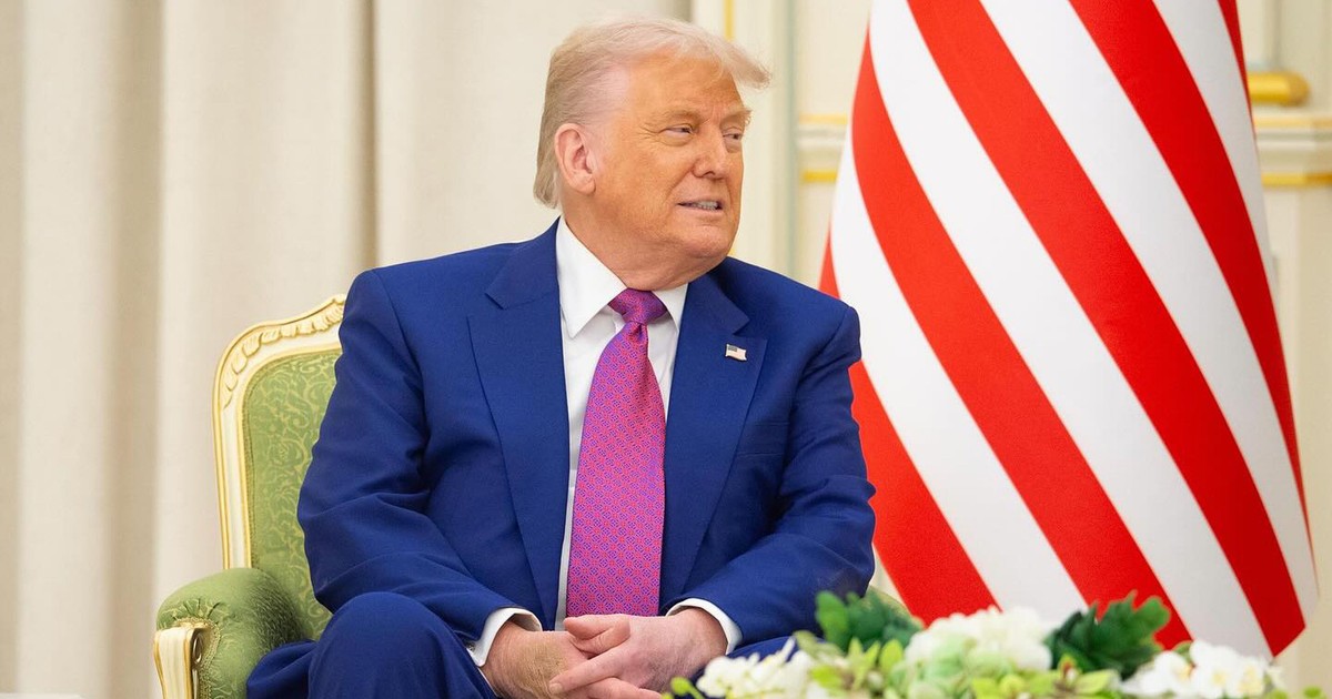 Donald Trump surprins în timp ce stă pe scaun în timpul unei întâlniri cu prințul moștenitor saudit Mohammed bin Salman la Palatul Al-Yamamah.
