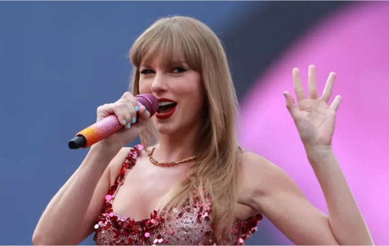 AI-ul al lui Elon Musk, acuzat că produce singur videoclipuri sexuale explicite cu Taylor Swift