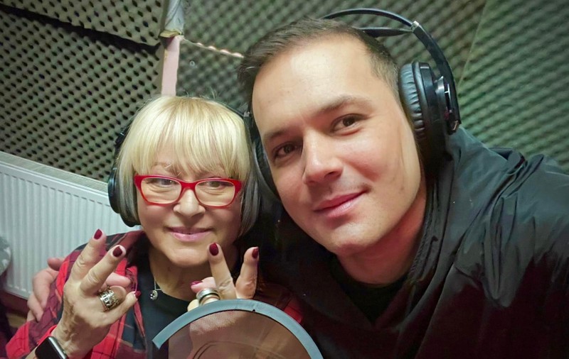 Mirabela Dauer se întoarce în studioul de înregistrări și reia colaborarea cu Raoul. Cei doi nu și-au vorbit o perioadă