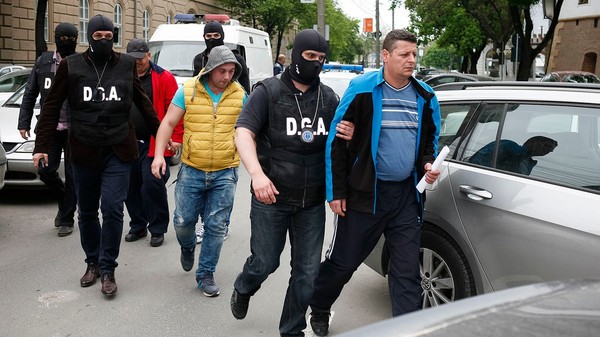 Mai mulți suspecți într-un caz de furt de motorină sunt aduși pentru audieri la sediul DNA Timiș, joi, 14 aprilie 2016. Sursa foto: Inquam Photos / Cornel Putan Alin