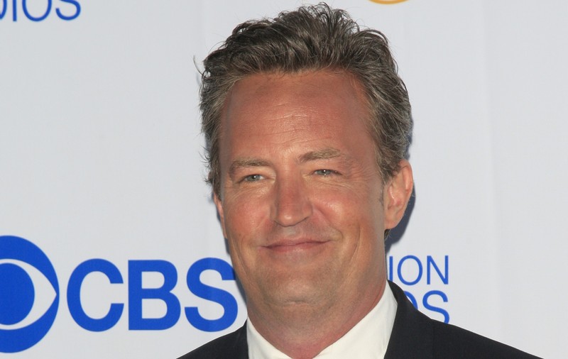 Actorul Matthew Perry lansează o linie vestimentară inspirată din „Friends” pentru a ajuta OMS în lupta cu COVID-19