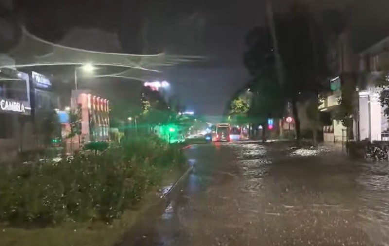 Mesaj Ro-Alert în Constanța: mașini cu tot cu pasageri, blocate pe străzi, din cauza ploilor torențiale | VIDEO
