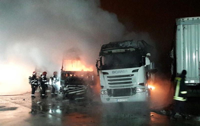 Incendiu într-o parcare din Șura Mare: patru TIR-uri au ars