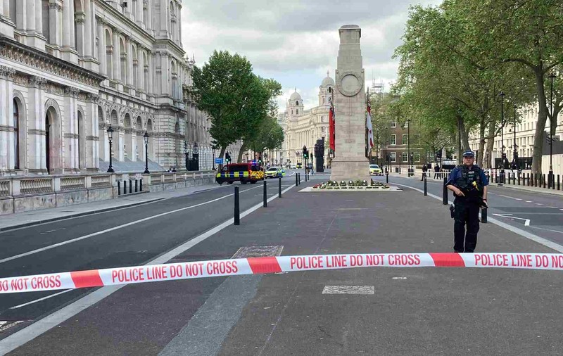 Incident la reședința premierului britanic. O mașină a intrat în porțile de pe Downing Street