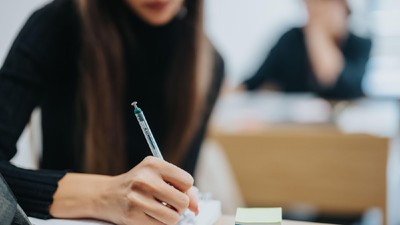 eleva-examen-sala-de-clasa