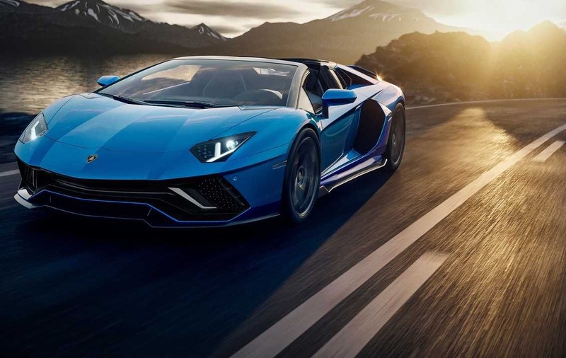 Lamborghini și Lotus au prezentat ultimele lor mașini care vor funcționa exclusiv pe benzină