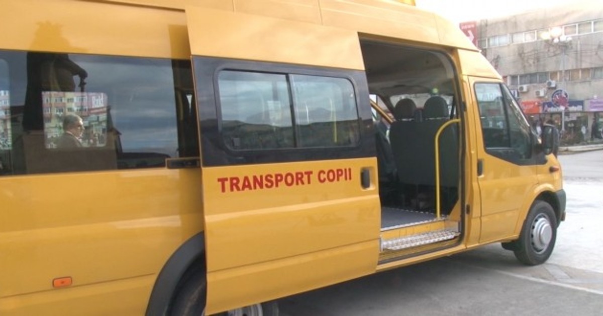 Un copil de șase ani din Neamț a fost accidentat după ce a coborât din microbuzul școlar. Cine este de vină