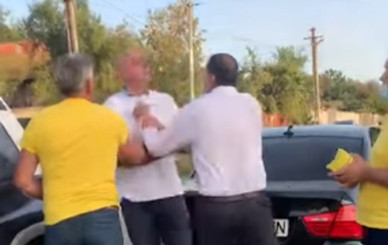 VIDEO | Scandal cu îmbrânceli între doi candidați la șefia unei primării din Gorj. “Am fost lovit cu capul în față” vs “Eu am fost cel agresat”