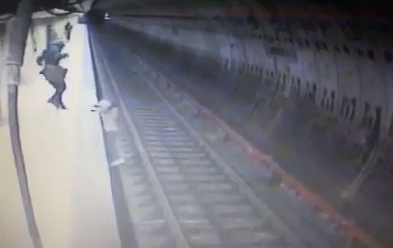 VIDEO | Imagini șocante de pe camerele de supraveghere, cu momentul în care tânăra a fost împinsă în fața metroului