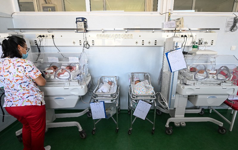 Cvadrupleți născuți prematur la Miercurea Ciuc, transferați la Maternitatea Brașov. Zeci de medici s-au mobilizat pentru a-i salva. Niciunul nu cântărea mai mult de 800 grame