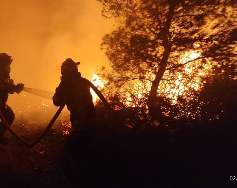 Pompierii români au luptat toată noaptea cu incendiile din Grecia: misiune critică în Attica pentru salvarea caselor și animalelor din calea flăcărilor