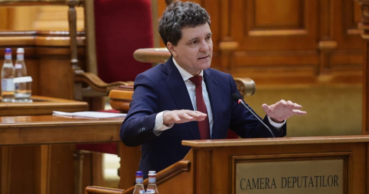 Președintele Nicușor Dan, îmbrăcat la costum și cu cravată roșie, vorbește de la pupitrul Camerei Deputaților și explică cu mâinile, luni, 26 mai 2025, în ziua în care a depus jurământul de credință