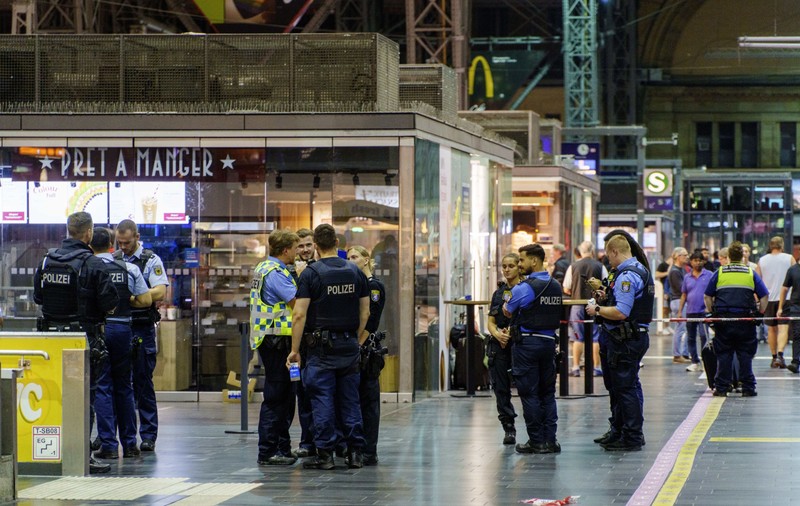 Bărbat executat cu 5 focuri de armă, în Gara Centrală din Frankfurt. Trăgătorul a fost arestat