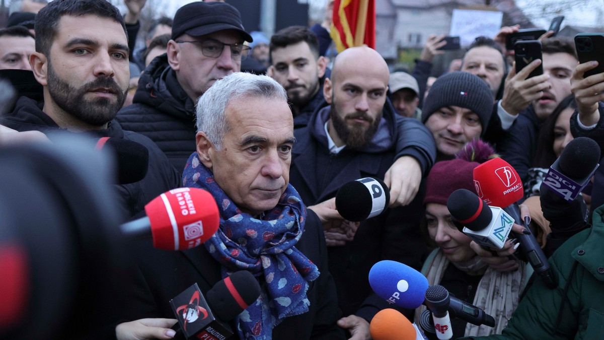 Călin Georgescu este la Mogosoaia înconjurat de o mulțime de oameni care îl susțin și protestează împotriva anulării turului unu la prezidențiale