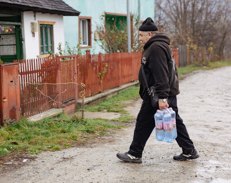 Starea de spirit la coadă la apă în Breaza și Băicoi, Prahova: „Am ajuns să stăm cu mâna-ntinsă pentru greșelile unor incompetenți!”