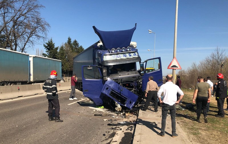 Accident rutier pe centura Capitalei, luni după-amiază, între Otopeni și Mogoșoaia. Un TIR a lovit separatoarele de sens