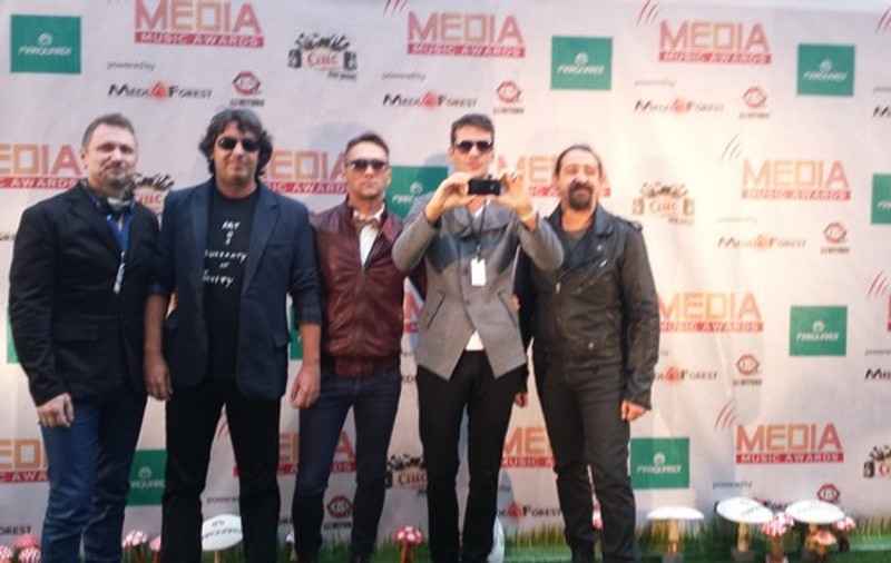 ACCESORIUL care a fost pe val la MEDIA MUSIC AWARDS! Cu ce OBIECT de plajă au VENIT ARTIŞTII, deşi afară era ÎNTUNERIC şi PLOUA