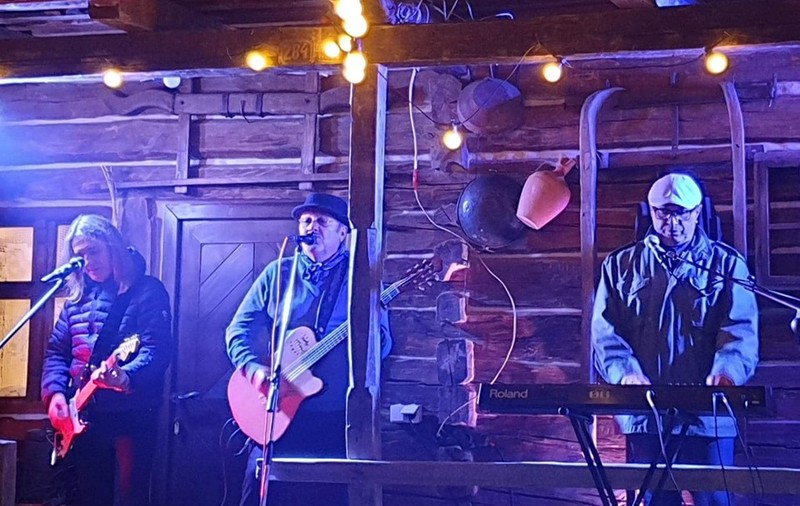 Mircea Baniciu, concert în curte. A cântat pe prispa unei case din Maramureș