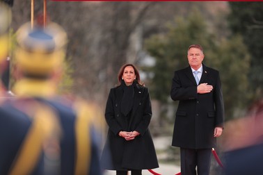 Vecinătatea cu războiul din Ucraina a însemnat pentru România un an cu multe vizite oficiale ale liderilor mondiali. În imagine, Kamala Harris, vicepreședintele SUA, în timpul vizitei oficiale la București, la Palatul Cotroceni, pe 11 martie 2022, surprinsă de fotoreporterul Vlad Chirea.