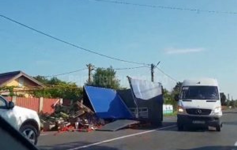 Un camion plin cu legume s-a răsturnat pe E 85. Marfa a ajuns pe șosea | VIDEO