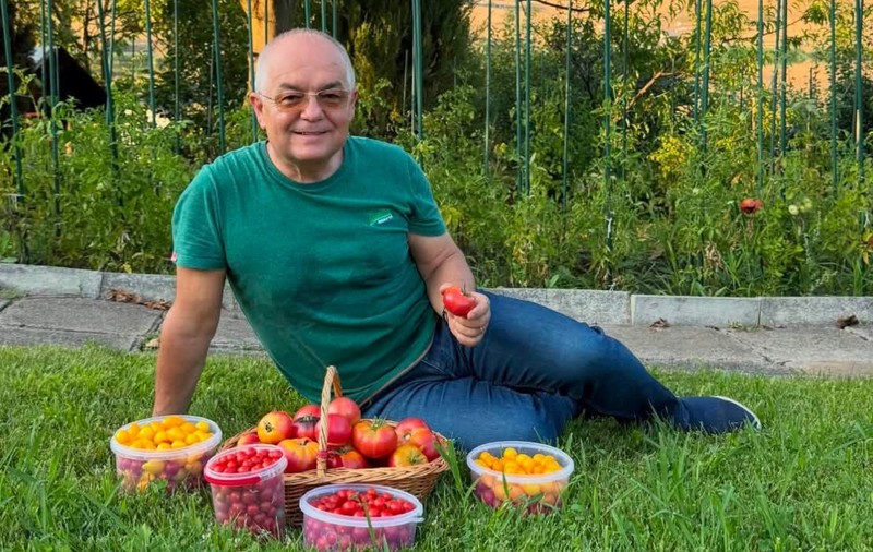 Imagini din grădina lui Emil Boc. Primarul din Cluj-Napoca a cules primele roșii cultivate de el: „O satisfacție pe care niciun magazin nu o poate oferi”