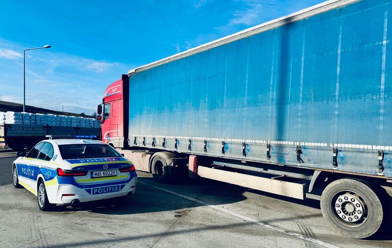 Sute de șoferi români de TIR, prinși cu „magnetul” și „telecomanda” la tahograf, într-o săptămână