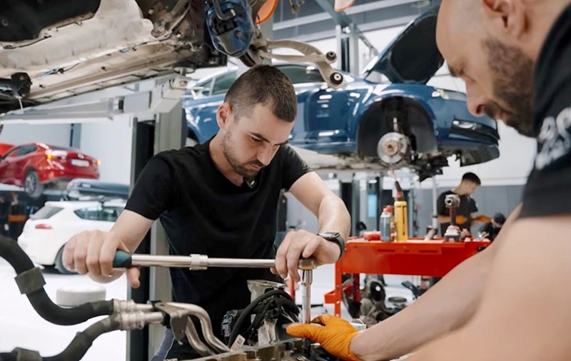 Mecanicii români au desfăcut un motor de BMW M3 cu 150.000 de kilometri și au fost surprinși de starea propulsorului