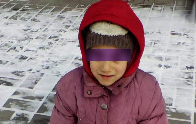 O fetiță din Vaslui a fost obligată să cerșească în frig, la -10 grade Celsius. Chinul la care a supus-o propria mamă
