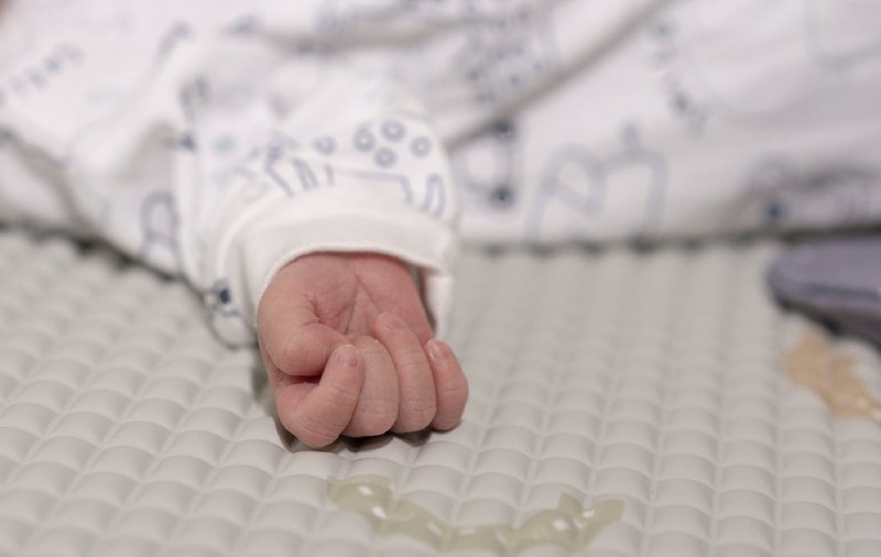 Părinții unui copil născut la Maternitatea Polizu acuză medicii că au „lăsat bebelușul să putrezească”. Reacția spitalului
