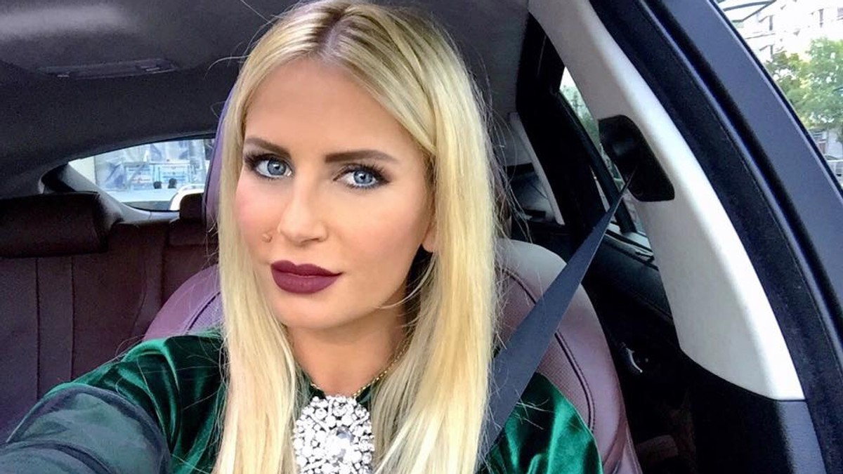 Cum arataă Andreea Bănică gravidă în 9 luni. Aici, Andreea Bănică, la volan
