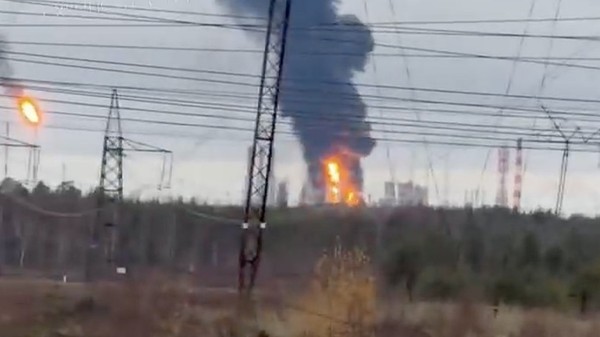 Incendiu, după un atac cu drone, la uzina Gazprom din Surgut Sursa foto: captură @exilenova plus / Telegram via The Moscow Times