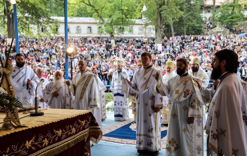 Zeci de mii de oameni, la slujba de Sfânta Maria la Mânăstirea Nicula. Se roagă la icoana Fecioarei Maria, considerată făcătoare de minuni