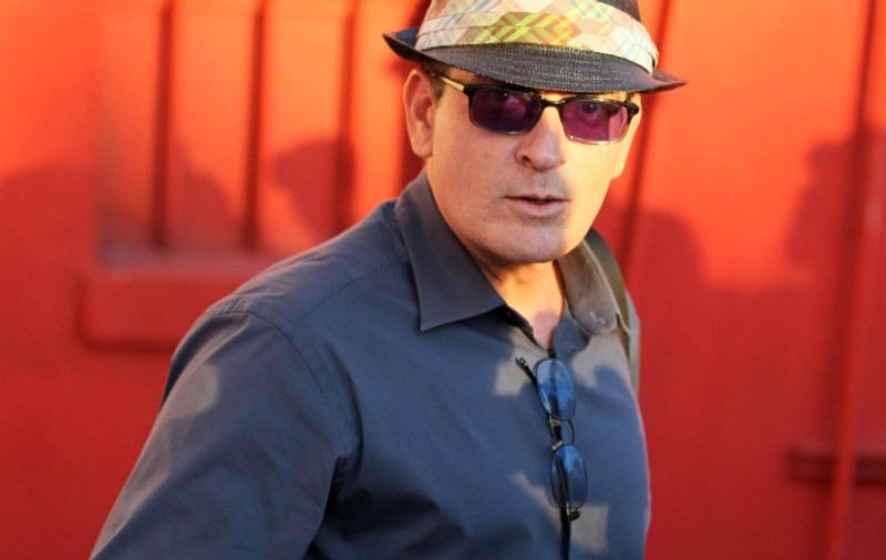 Dama de companie Capri Anderson, despre Charlie Sheen: "M-a strâns de gât şi a strigat insulte rasiste"