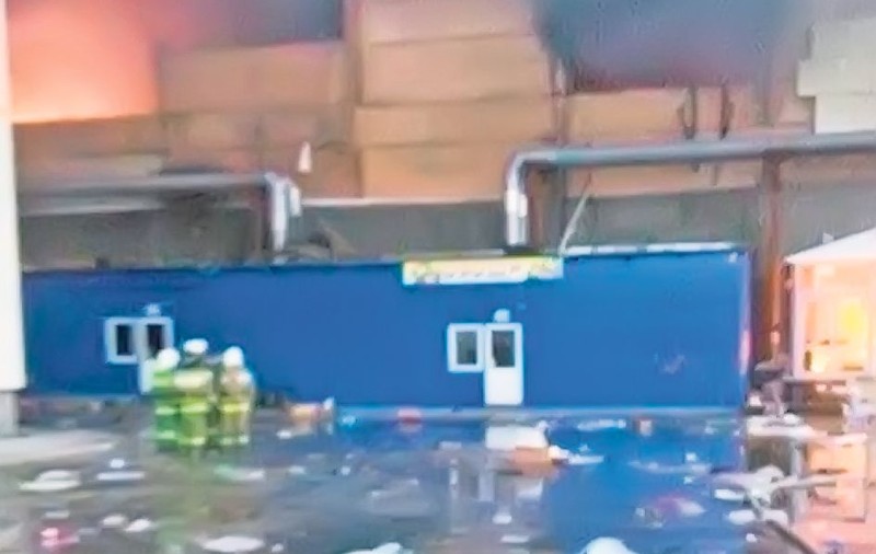 Ţara arde şi pompierii stau la selfie