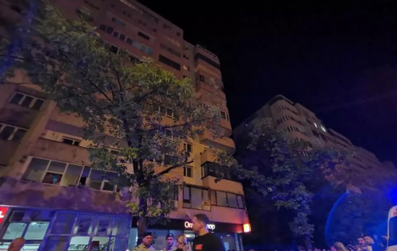 Mama gemenilor căzuți în vară de la etajul 10 al unui bloc din Ploiești, decăzută din drepturile părinteşti. Femeia mai are un băiețel