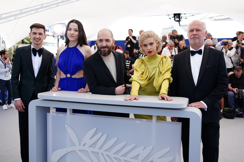 epa09972055 (L-R) Serban Lazarovici, Mara Vicol, regizorul Alexandru Belc, Mara Bugarin și Vlad Ivanov participă la un photocall pentru filmul „Metronom” în cadrul celei de-a 75-a ediții anuale a Festivalului de Film de la Cannes, la Cannes, Franța, 24 mai 2022. Foto: EPA