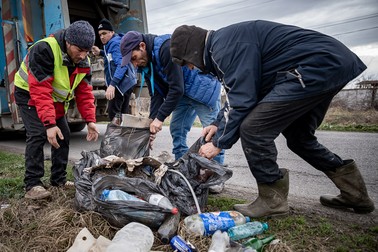 Munca asistaţilor social riscă să fie în zadar din cauza sacilor prea subţiri