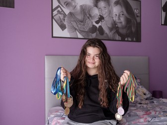 Bianca, la ea în cameră, ne arată medaliile pe care le-a câștigat la handbal