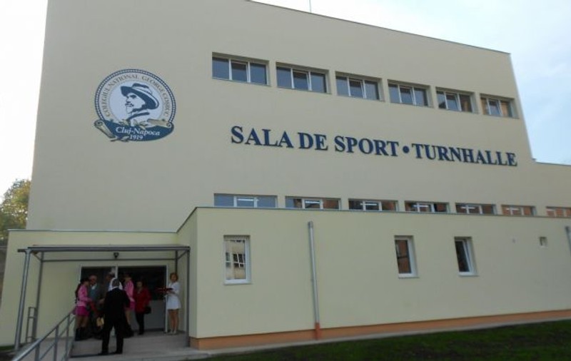 O sală de sport din Cluj, construită cu 2 milioane de lei trebuie reparată după cinci ani de la inaugurare. Reabilitarea costă de trei ori mai mult